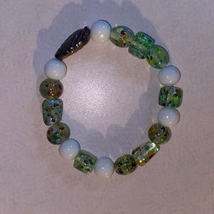 Elastic glass beaded bracelet